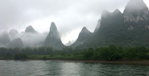 闲看漓水深秋色， 再访前王登科府。 凤笔万寿峰独秀， 犹记当年送西宫。