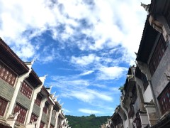 【全家总动员 双动车】＜黄果树大瀑布陡坡塘瀑布天星桥盆景梵净山西江千户苗寨镇远古镇遵义会址双动5日游＞4.5小时直达 全程星际酒店